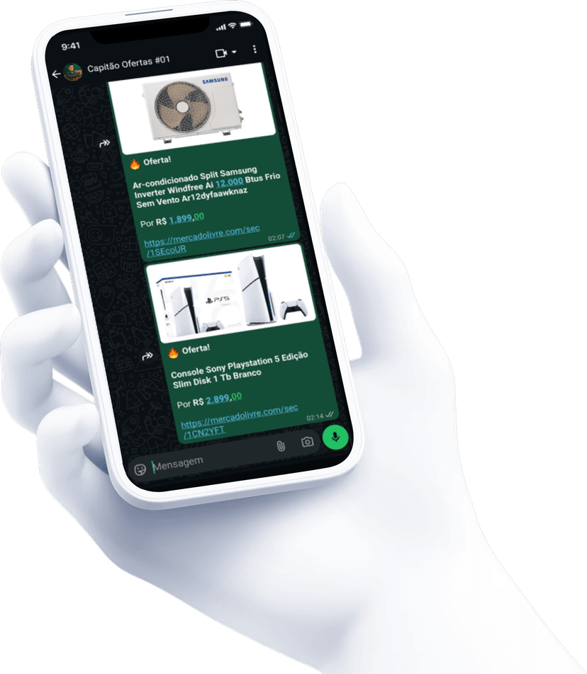 Mãos segurando celular com WhatsApp